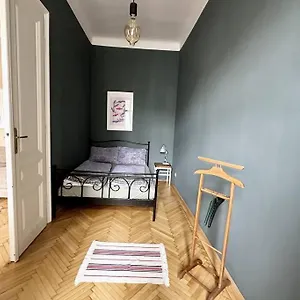 Ruhige & Grosse Altbauwohnung 7min Zum Zentrum Appartamento Vienna