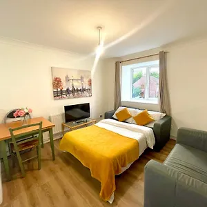 2 Bed Flat Privite In Canada Water London